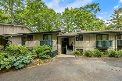 Image de Lakefront condo with easy access to swimming pool and tennis.