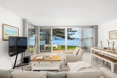 Image de Tranquil Waters - Luxury Waterfront Home with Stunning Views
