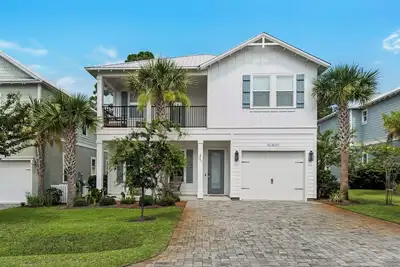 Image de Golf Cart Included, Spacious Home, Private Backyard, Pool + Free Tickets!