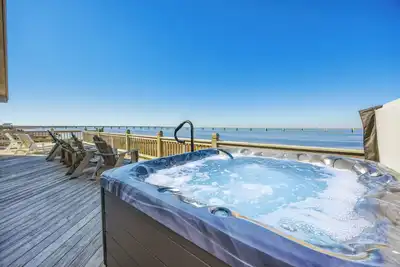 Image de Summer Savings- Soundfront Home w Pool, Hot Tub, Game Room, Private Sound Access