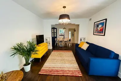Image de 3 Bedroom Apartment w/ Backyard Oasis - 1t