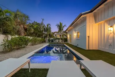 Image de Newly Remodeled and So Close to the Beach! Turf Yard! Pet Friendly!