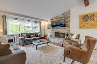 Image de Kenmore Retreat w/ Shared Hot Tub - 1 Mi to Lake!
