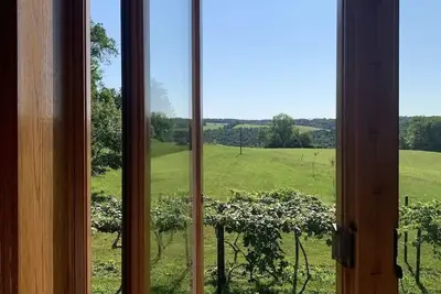Image de Forget your worries in this spacious and serene space