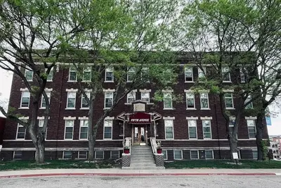 Image de Stylish 4th floor apartment with a private elevator located in Midtown Omaha.