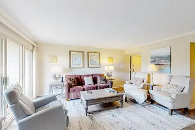 Image de Bay-view condo with balcony, Ac, & W/D - walk to beach