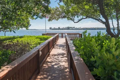 Image de Runaway Bay 228- Cozy 2 bedroom condo across the street from the beach access