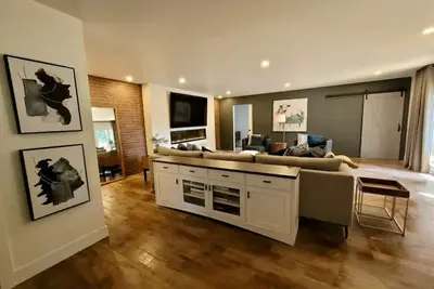 Image de The Luxury Farmhouse Oasis near Henderson Lake - Two King Beds. Sustainable.