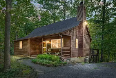Image de “Bearly-Be-Haven” w/hot tub, firepit, Bearly-Be-Haven