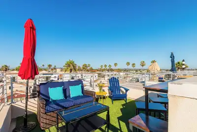 Image de Close to everything in Oceanside! Newer condo with ocean view and roof top deck