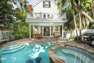 Image de House with Separate Guest Cottage and Pet Friendly!