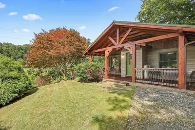 Image de Cozy riverfront cabin on the New River. Close to Boone and Appalachian State.