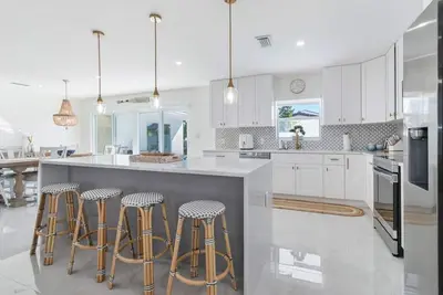 Image de Gorgeous Waterfront Luxe Home w/ Heated Pool. Perfect Location!