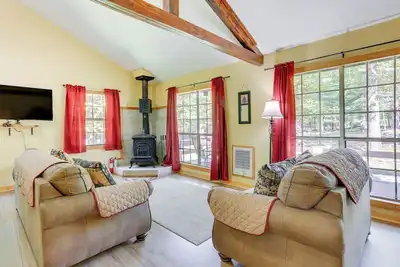 Image de Pools & Ski Access: Lackawaxen Cottage w/ Deck!