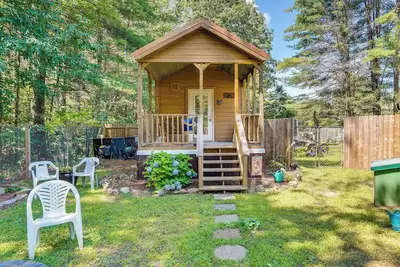Image de Mayfield Tiny Home w/ Porch, Walk to Beaches!