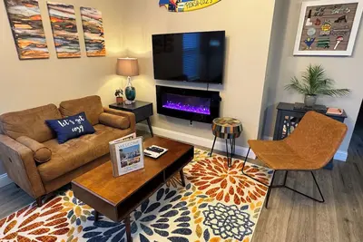 Image de Downtown bungalow, pet friendly, fenced yrd, walk to restaurants, parades & bay!