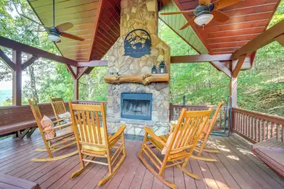 Image de Mineral Bluff 'Bear Ridge Cabin' w/ Hot Tub!