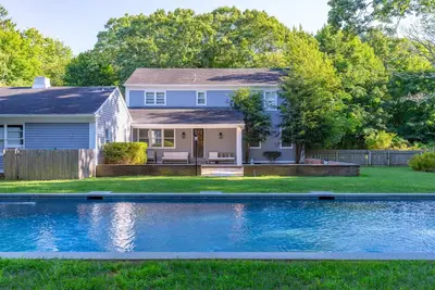 Image de East Hampton Oasis with Pool