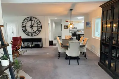 Image de Warm and charming pet friendly home in Crescent Village and steps to the Beach.
