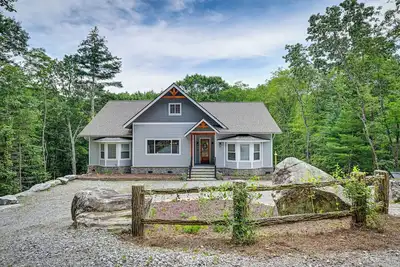 Image de 6 Mi to Dtwn Cashiers: Spacious Home w/ Deck