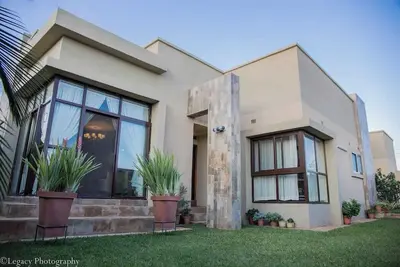 Image de Serene home with enough bedrooms and bathrooms for a family travelling together.