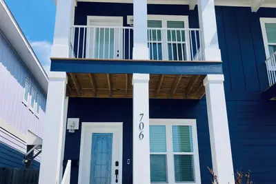 Image de Downtown retreat by the Bay, Bruce Beach, Blue Angels, parades & fish market!