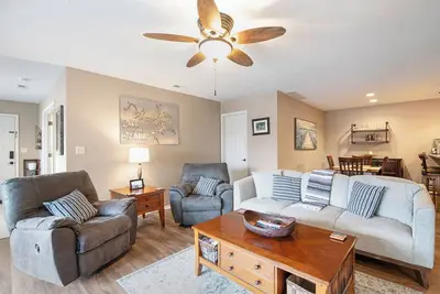 Image de Luxury Condo- Sleeps 6- Private Location~ Centrally Located-Close to the Pool-Water View