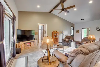 Image de Peaceful Shelton Home w/ Spacious Yard & Fire Pit!
