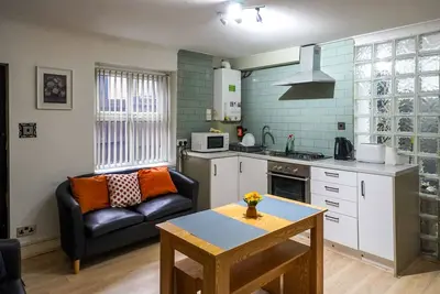 Unique 2-bed Cottage Flat in Headingley, Near Universities and Shops, Ground