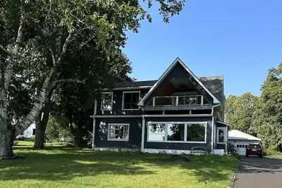 Image de Water views from every window, covered porch & private deck, 7 min walk to beach