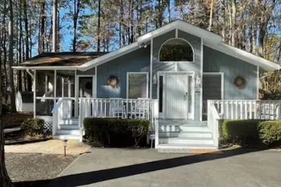 Image de 10 minutes to Ocean/beaches, stylish, inviting home on a quiet tree-lined street