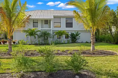 Image de Charming Florida style home minutes to the beach! New! !