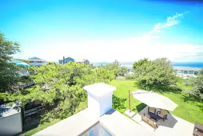 Image de Brand New - 8 Bedroom, 4 bathroom house with Beautiful Bay Views-- Kismet!