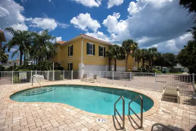 Image de Luxury Townhome | Seconds to Beach | Pool Access & 2-Car Garage