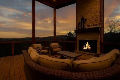 Image de Quiet Time - Gorgeous Mountain Views, Chic Interiors + Wood-burning Fireplace!