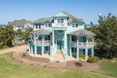 The Flirty Flamingo: Dog-Friendly, Elevator, Pool, Golf View