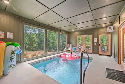 Image de Emerald Valley/Private Heated Indoor Pool/Outdoor Oasis/Brand New Luxury Cabin \n