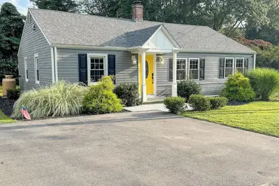 Image de Cozy beach retreat in Niantic's Black Point Beach
