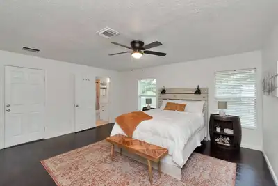 Image de Cozy space with free Wi-Fi/5-min to dwtn/med ctr