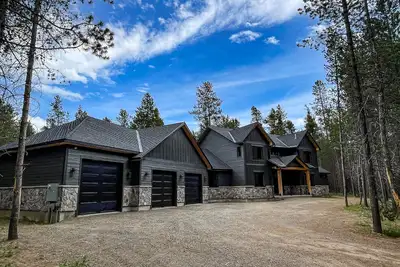 Image de Bison Run Lodge on Bill’s Island w/ 2 boat slips; 30 mins to West Yellowstone
