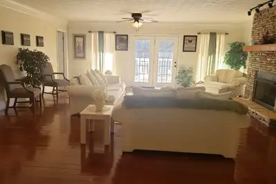 Image de Hidden Retreat Huge family area. Fireplace, outside grill, private, secluded.