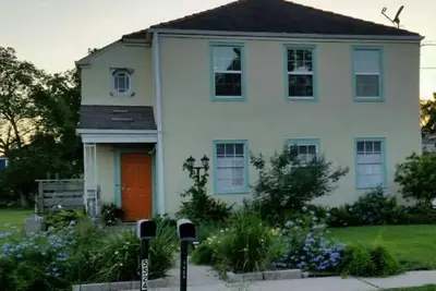 Image de Quiet and tranquil home 15 min from the party in the quarter