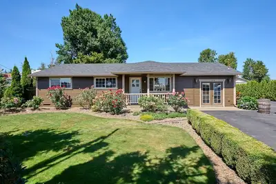 Image de An Entertainment Oasis! Off the I5, Woodburn Outlet Mall & minutes from Safeway.