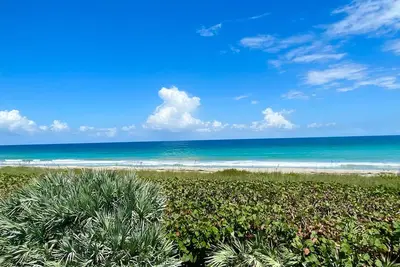 Image de Beachfront, ocean views, gated beach entry, walk to restaurants, boutique decor