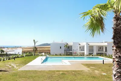 Image de Appartement 'Bajo Con Jardín Privado Atalanterra' avec vue sur la mer, piscine partagée et Wi-Fi