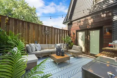 Image de ★ HostWise Stays ★ Hot Tub, great outdoor area, off-street parking, more!