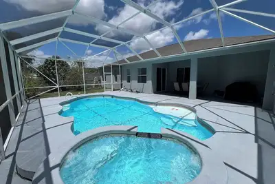 Image de Modern and spacious getaway with a pool and grill