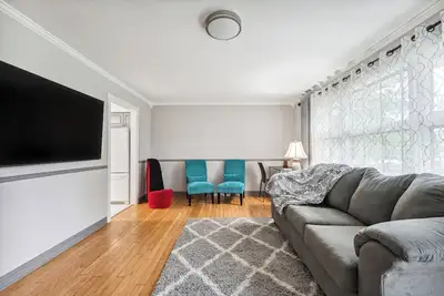 Image de 2 King Bdrms and 1 Queen Bdrm! 20 minutes to O'Hare Airport! Parks and Shopping!