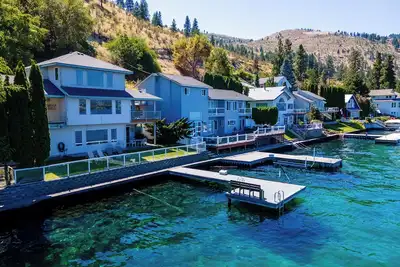 Image de 3Bed, 2. 5Bath Waterfront Home with Boat Lift!