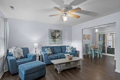Image de Sleeps 5! 2 Br, 2. 5ba Townhome-Walk to Beach & Dining – Your Escape Awaits!